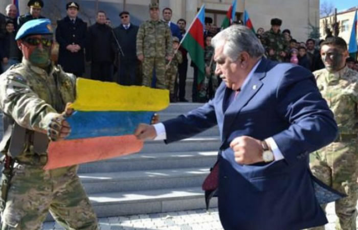 ministro-de-azerbaiyan-rompe-la-bandera-de-colombia-525747
