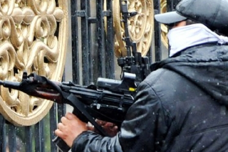 Latviyada silahlı şəxslər hoteli ələ&nbsp;keçirib