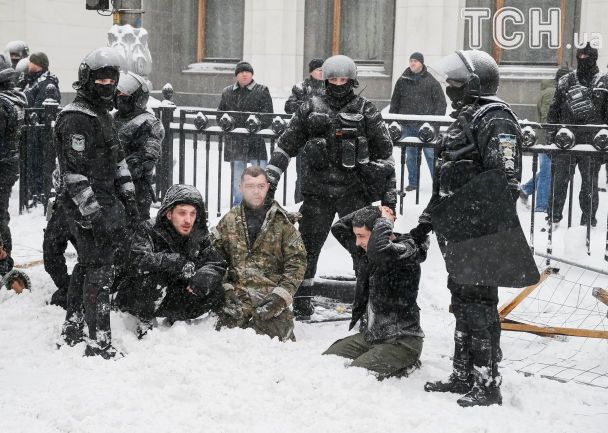 Это фото за сутки облетело интернет! Аваковский беркут ставит на колени украинского&nbsp;козака