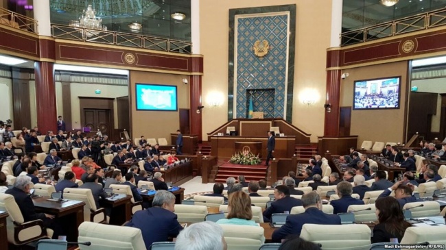 В парламенте и правительстве Казахстана запретили выступать на&nbsp;русском