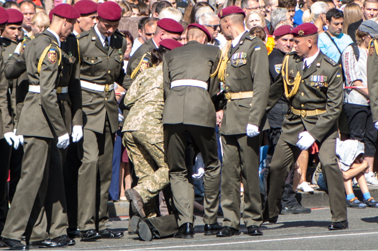 Почему падают солдаты? Раскрыта тайна магии&nbsp;Порошенко