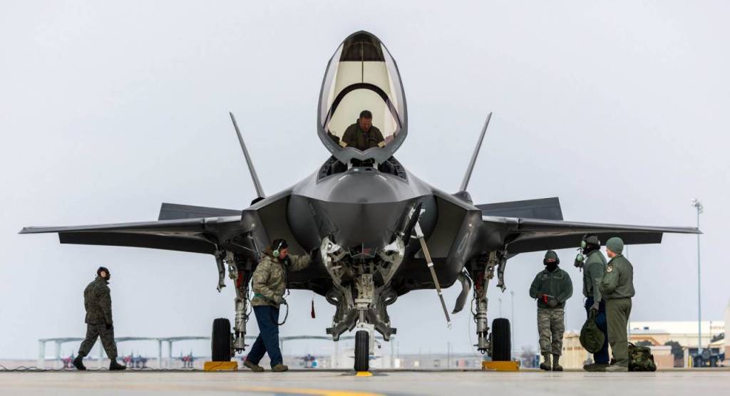 Украина отправляет танки и истребители на передовую, так как растут опасения российского&nbsp;вторжения