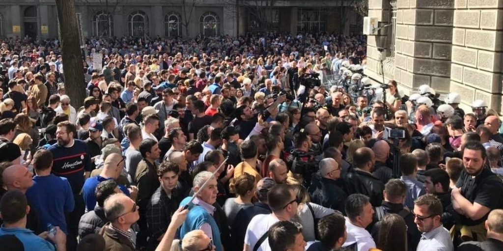 Протестующие штурмуют дворец президента&nbsp;Сербии
