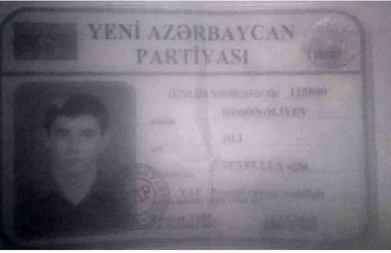 Die Parteizugehörigkeit von Ali Hasanaliyev zur Regierungspartei Neues Aserbaidschan (YAP).