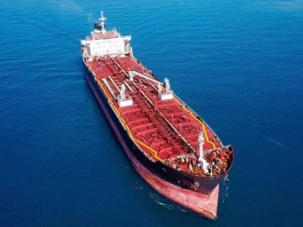 Tankers under US and European sanctions are passing through the Strait of&nbsp;Hormuz